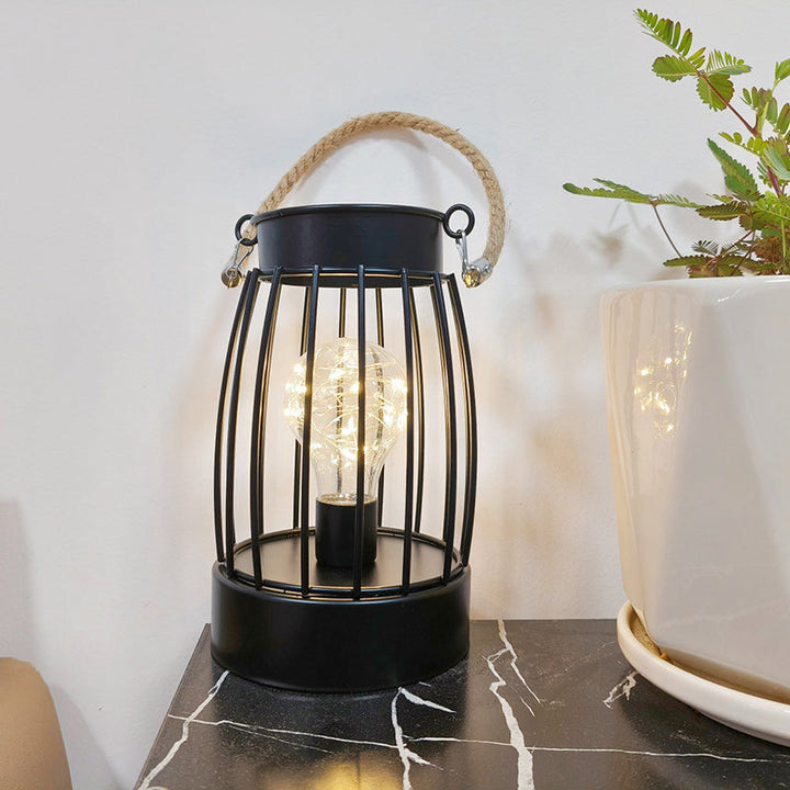 Skanto | Moderne Minimalist Vertikale Stripete Firkantrund Jern LED Bordlampe For Stue