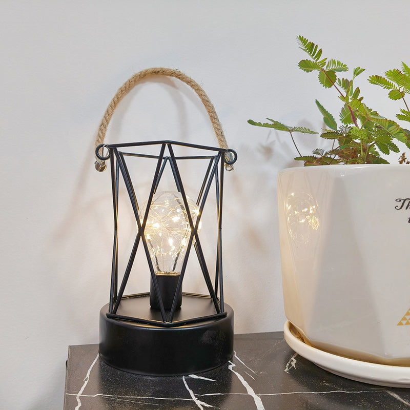 Skanto | Moderne Minimalist Vertikale Stripete Firkantrund Jern LED Bordlampe For Stue