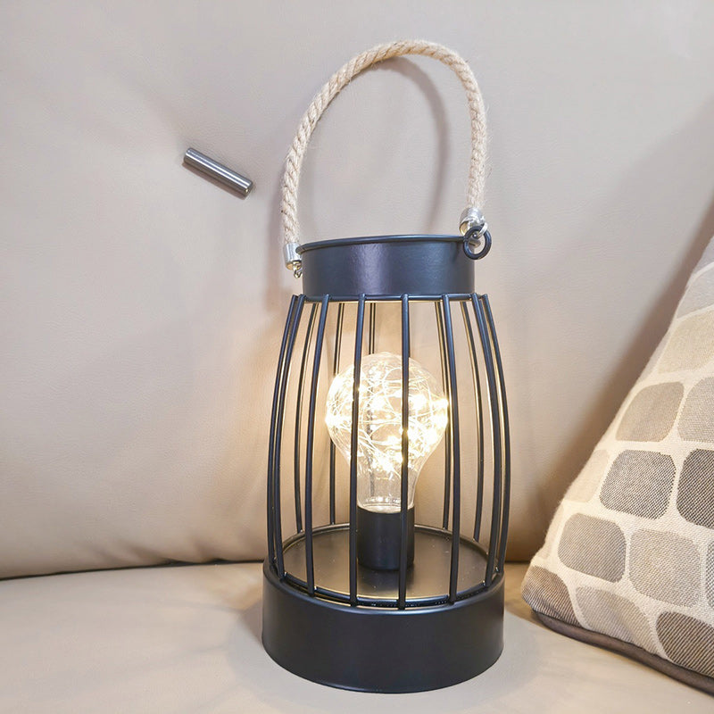Skanto | Moderne Minimalist Vertikale Stripete Firkantrund Jern LED Bordlampe For Stue