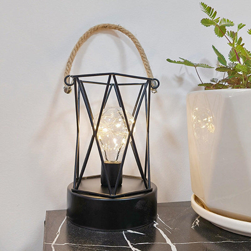Skanto | Moderne Minimalist Vertikale Stripete Firkantrund Jern LED Bordlampe For Stue