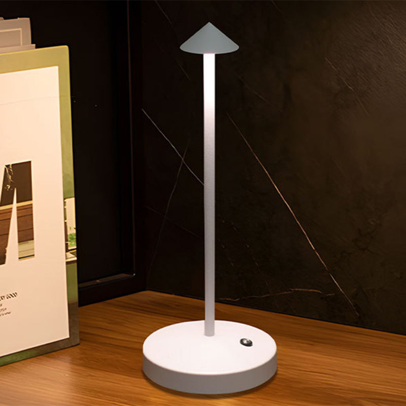 Skanto | Modern Enkelhet Triangel Kjegle Rund Akryl Sylinder Jern LED Bordlampe for Stuen