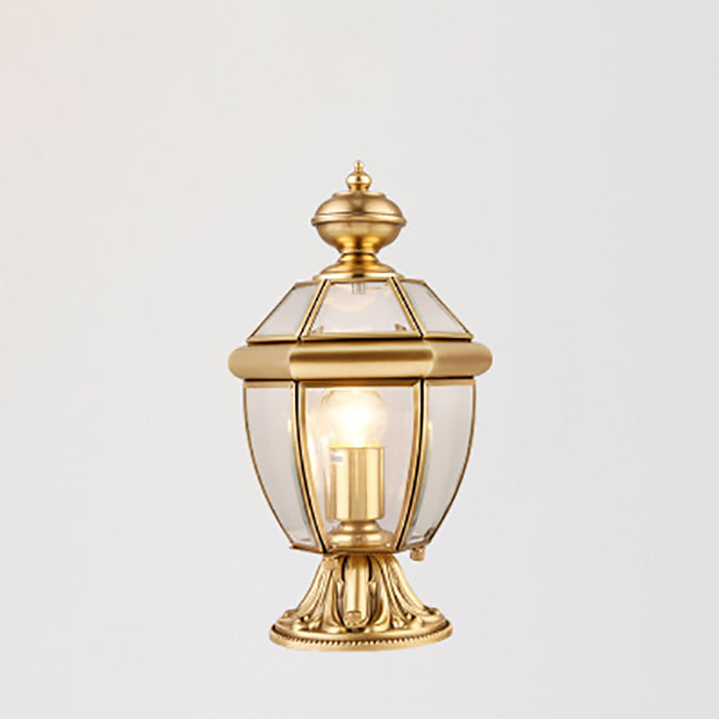 Moderne, luksuriøs, sekskantet klokkeformet lampe i messing med rund glassfront og utendørs lyskilde.