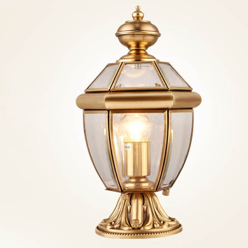 Moderne, luksuriøs, sekskantet klokkeformet lampe i messing med rund glassfront og utendørs lyskilde.