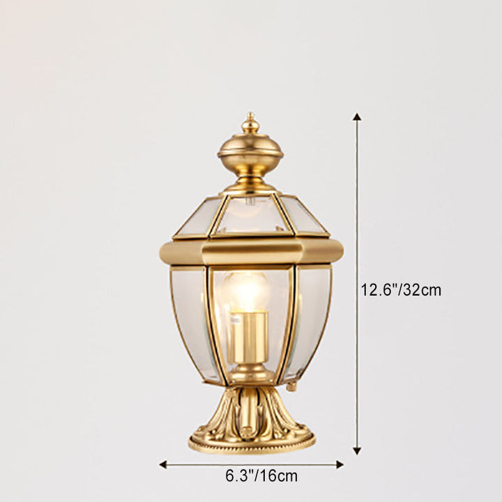 Moderne, luksuriøs, sekskantet klokkeformet lampe i messing med rund glassfront og utendørs lyskilde.
