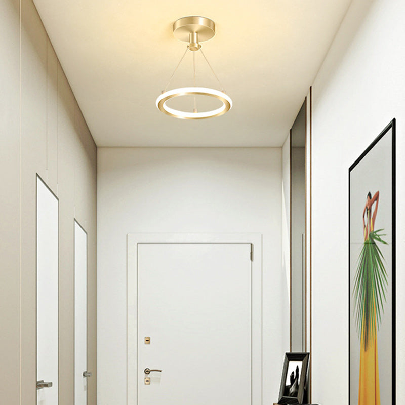 Skanto | Moderne Nordisk Rund Metall Silica LED Semi-Flush Mount Taklampe for Korridor
