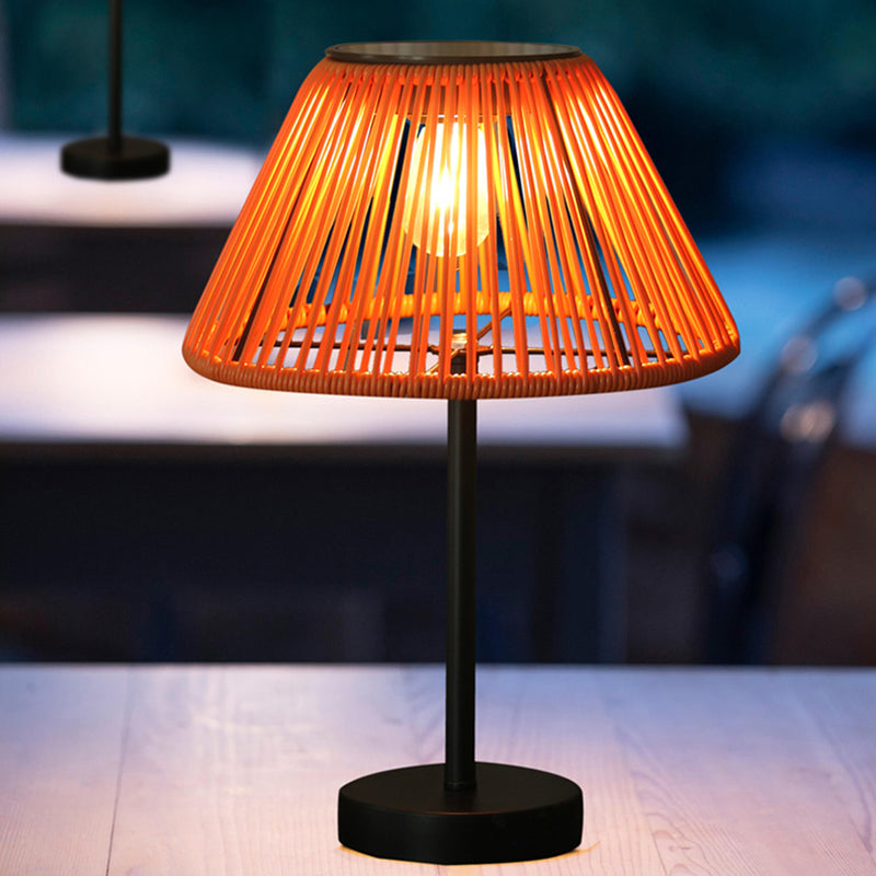 Tradisjonell Landsbyhus Vanntett Solcellelader Veving Gummi Rattan Jern Konisk LED Utendørs Bordlampe For Hage | Skanto
