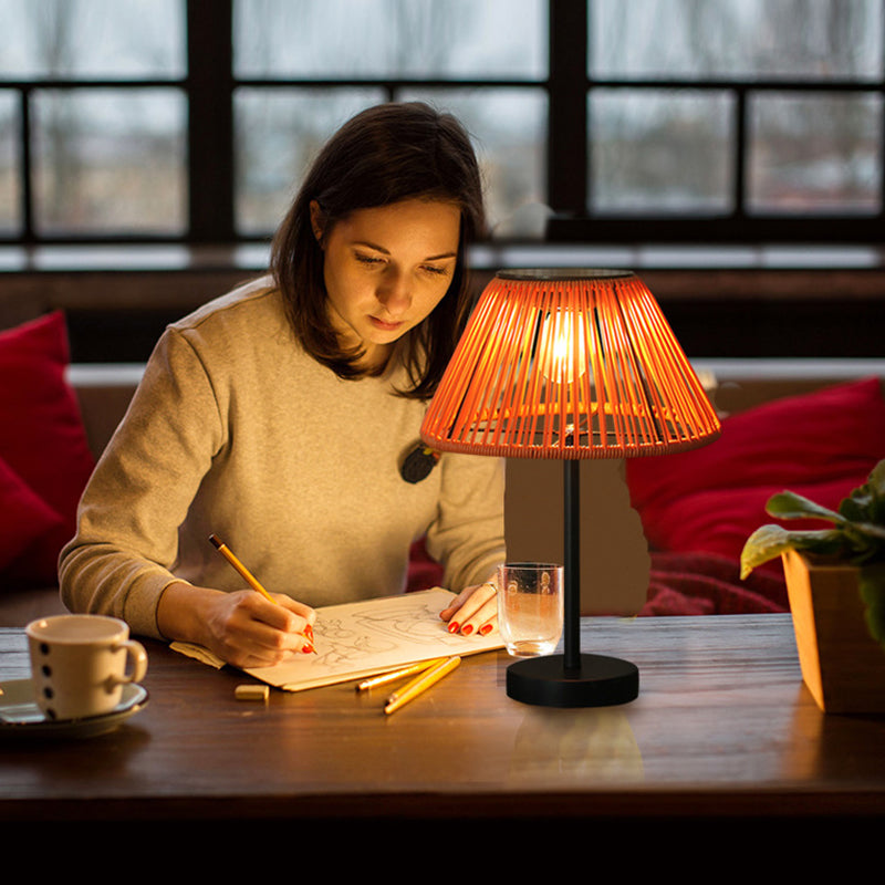 Tradisjonell Landsbyhus Vanntett Solcellelader Veving Gummi Rattan Jern Konisk LED Utendørs Bordlampe For Hage | Skanto