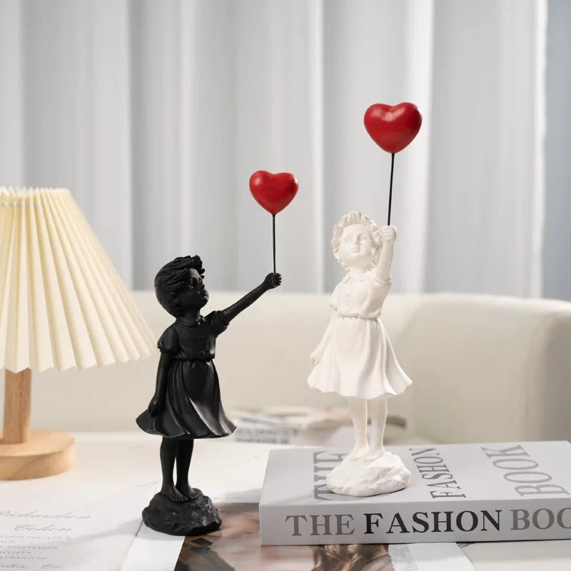 Skulptur eines Mädchen mit Ballon im Banksy-Stil für Tischdekoration und kreative Wohnzimmerdekoration