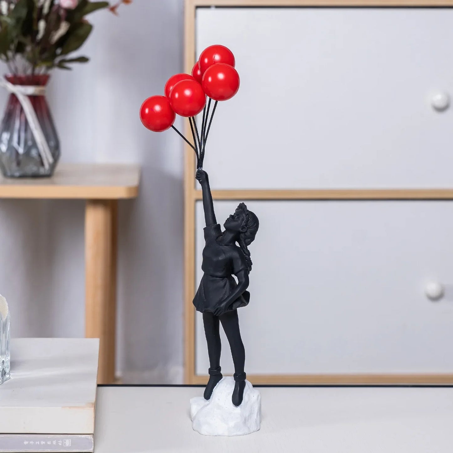 Skulptur eines Mädchen mit Ballon im Banksy-Stil für Tischdekoration und kreative Wohnzimmerdekoration