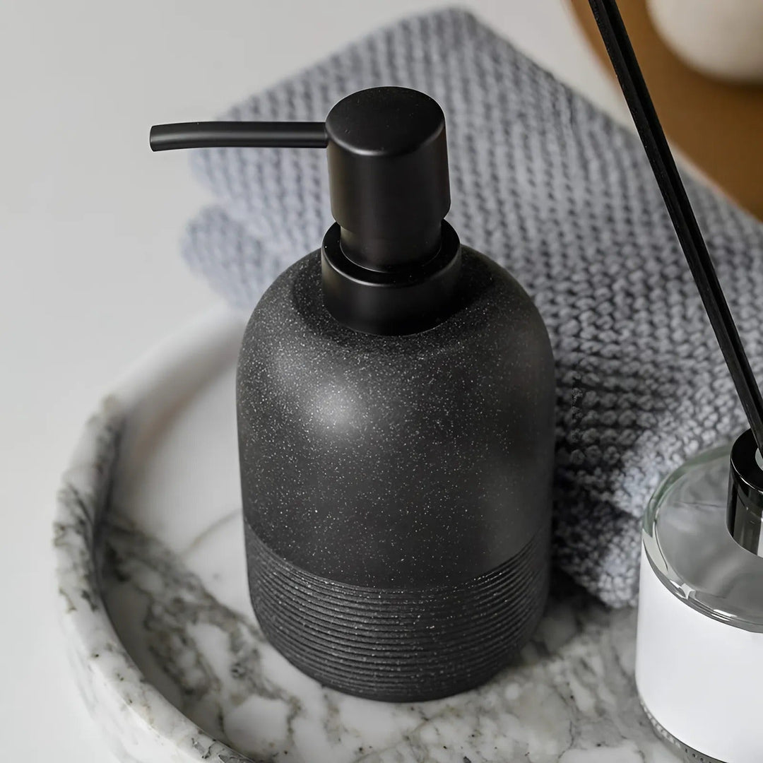Elegant Resin Såpedispenser i Holdbar Sandstein Stil | Skanto