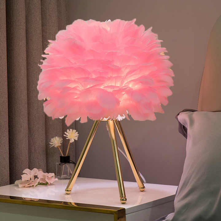 Skanto | Blossom Bordlampe – Elegant Fjærdesign med Dimbar Lys