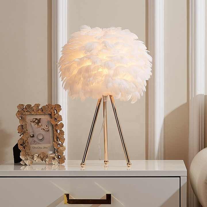 Skanto | Blossom Bordlampe – Elegant Fjærdesign med Dimbar Lys