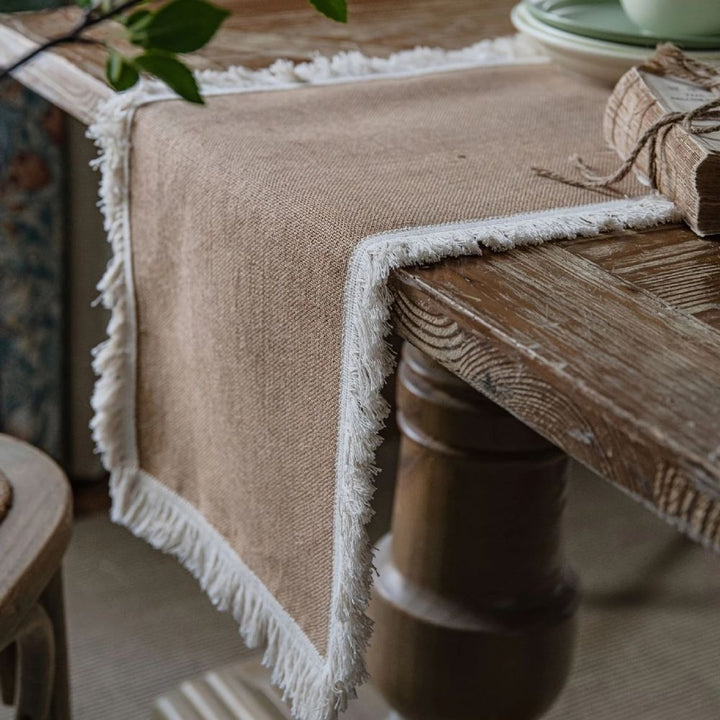 Tischläufer im Boho-Stil mit Jute-Charme