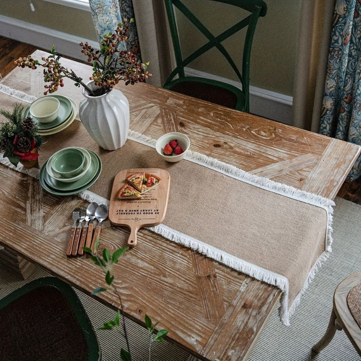 Tischläufer im Boho-Stil mit Jute-Charme