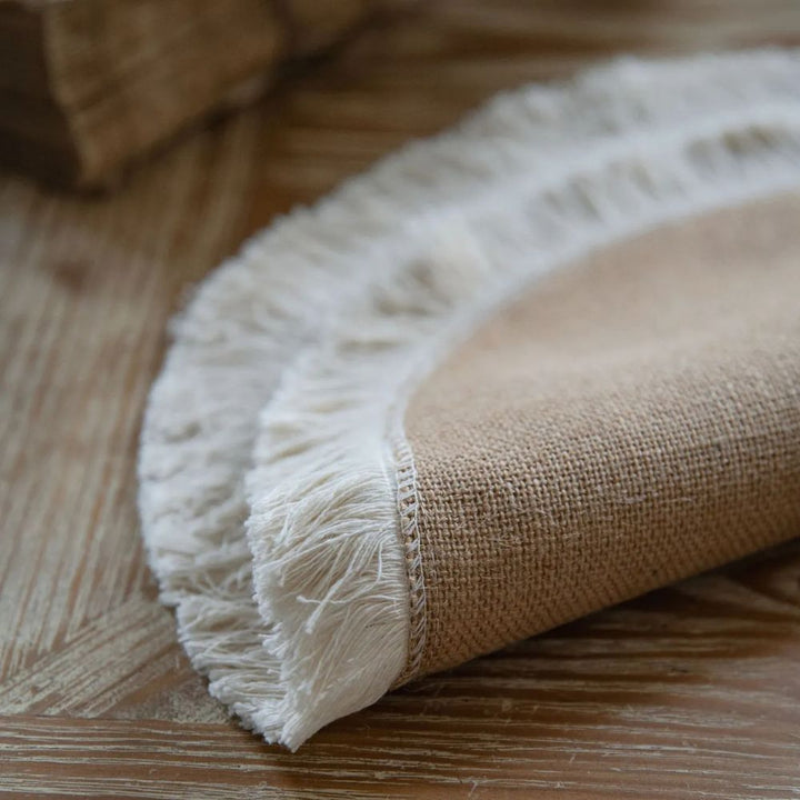 Tischläufer im Boho-Stil mit Jute-Charme