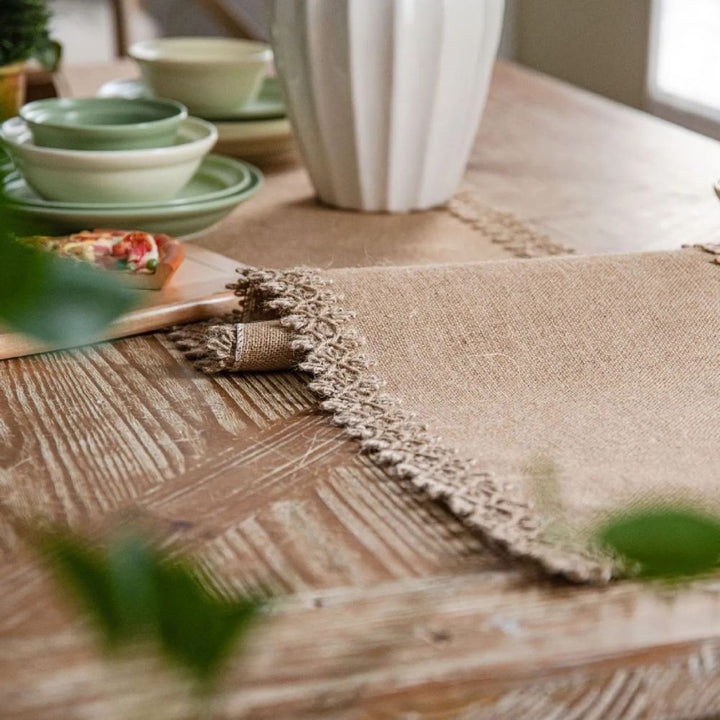 Tischläufer im Boho-Stil mit Jute-Charme