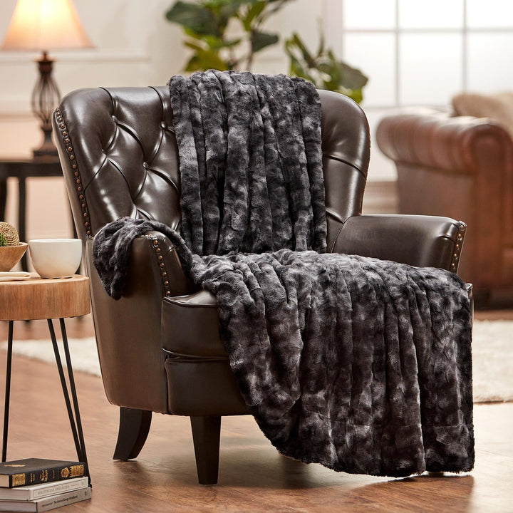 Skanto | Dobbeltsidig oversized ulv faux fur kastepledd