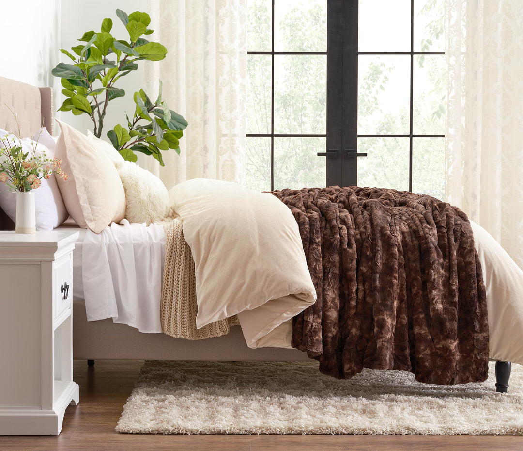 Skanto | Dobbeltsidig oversized ulv faux fur kastepledd