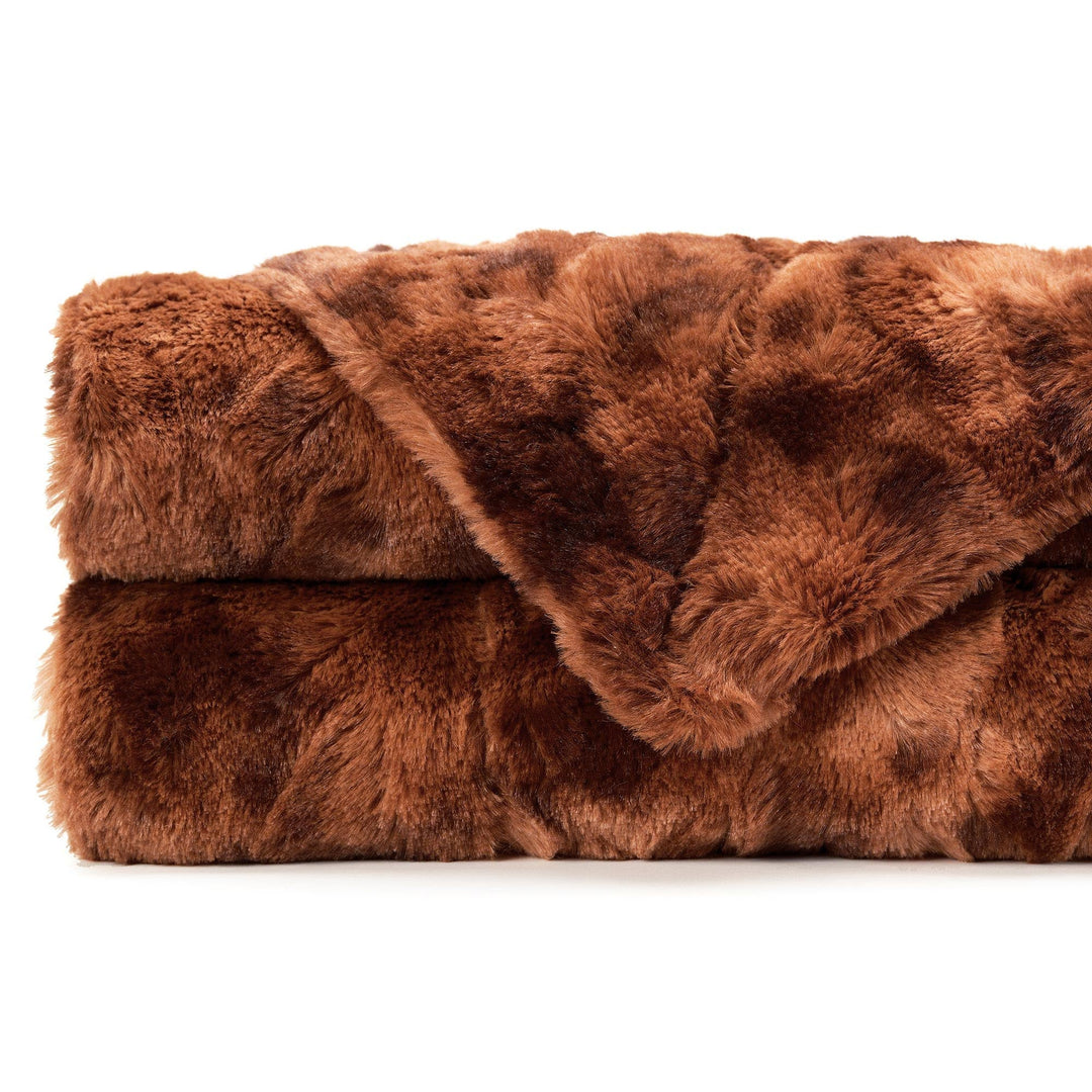 Skanto | Dobbeltsidig oversized ulv faux fur kastepledd