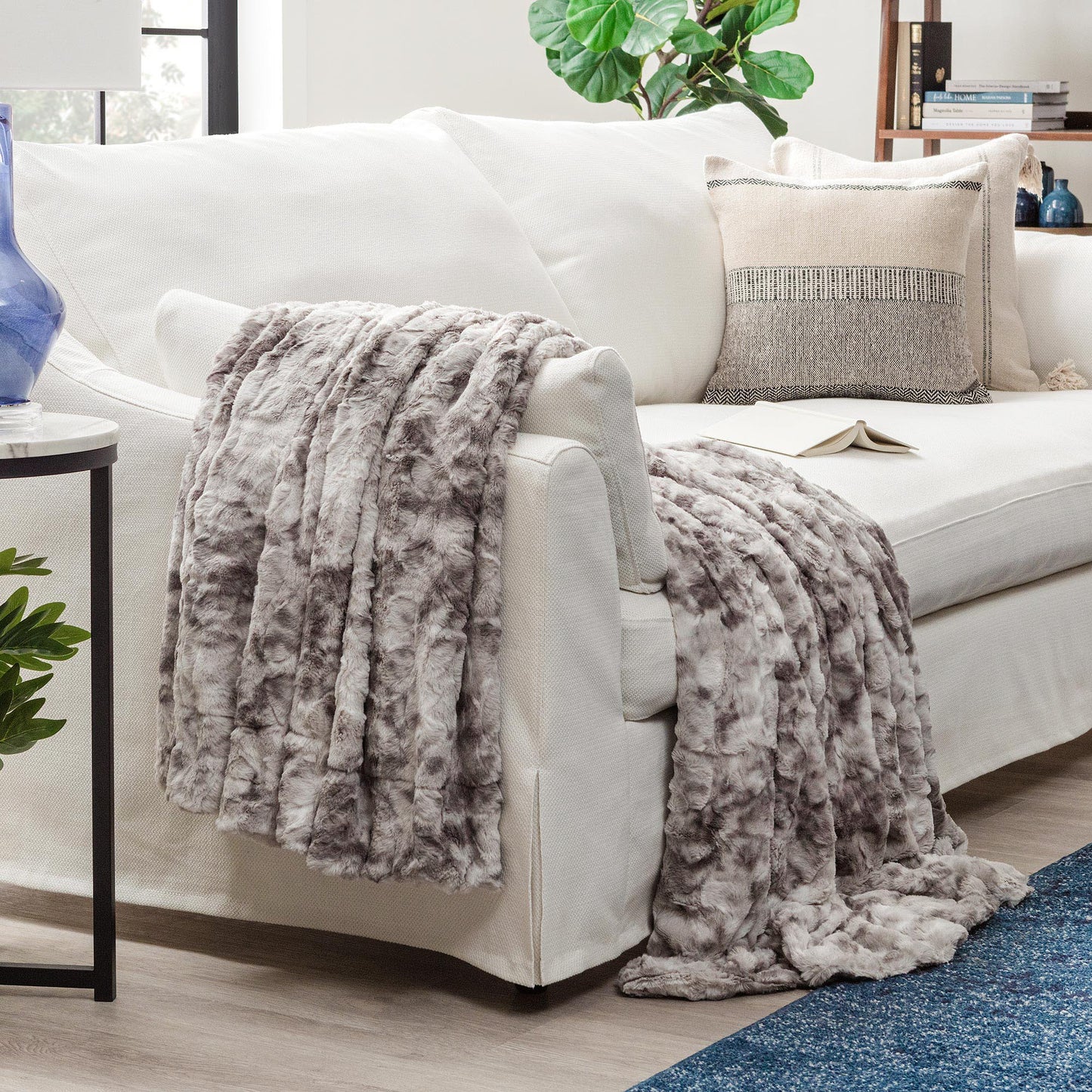 Norvo | Dobbeltsidig oversized ulv faux fur kastepledd