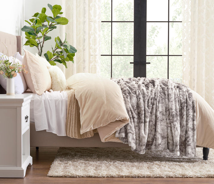 Skanto | Dobbeltsidig oversized ulv faux fur kastepledd