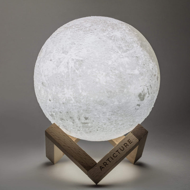 Skanto | Månelampe med trebase 3D bordlampe