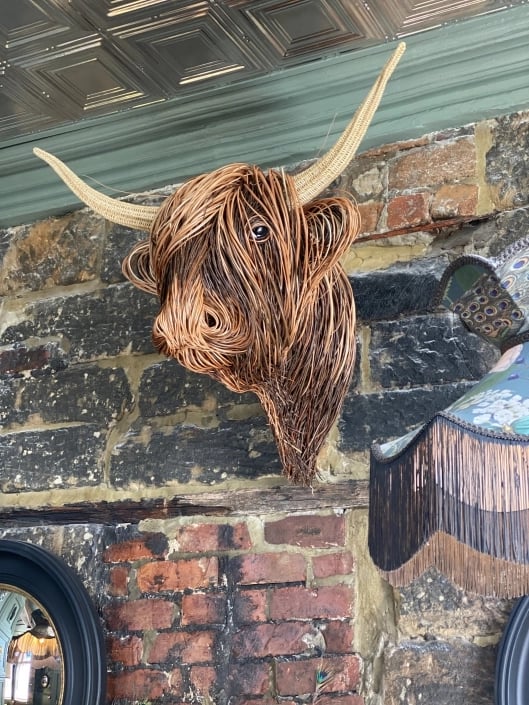 Elegante Kuh-Wandskulptur i Landhausstil