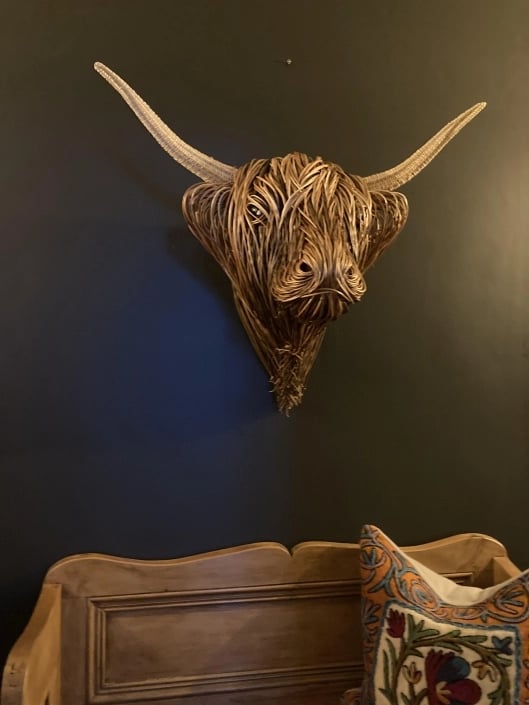 Elegante Kuh-Wandskulptur i Landhausstil