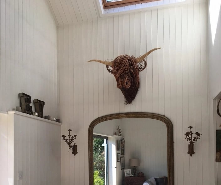 Skanto | Elegant ku veggskulptur i landhusstil