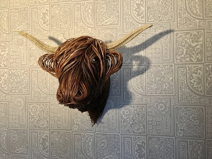 Elegante Kuh-Wandskulptur i Landhausstil