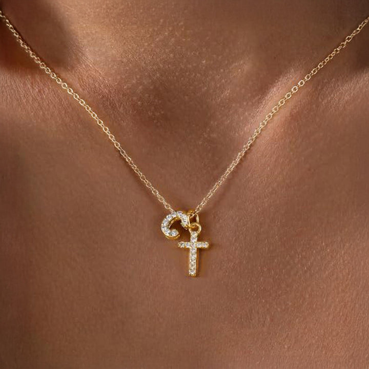 Skanto | Liten Diamant Initial & Kors Smykke