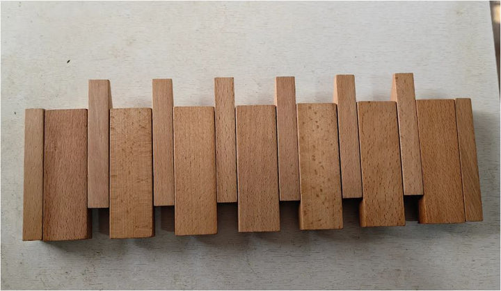 Klappbarer Wandhaken aus Holz für Klaviertüren