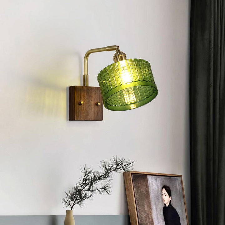 Rustikk Grønn Glassvegglampe med Trebase | Skanto