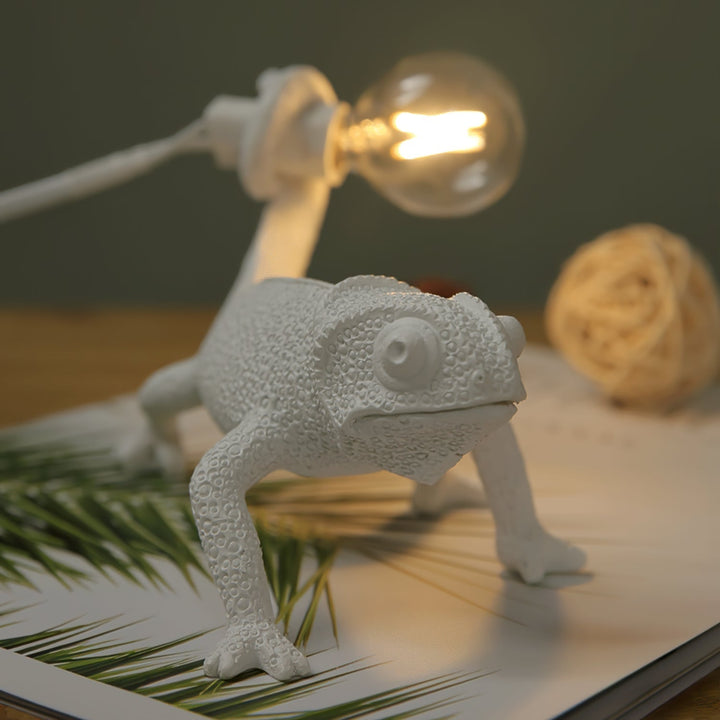 Skanto | CamouGlow – Harpiks Bordlampe med Sjarmerende Kamuflering Detalj