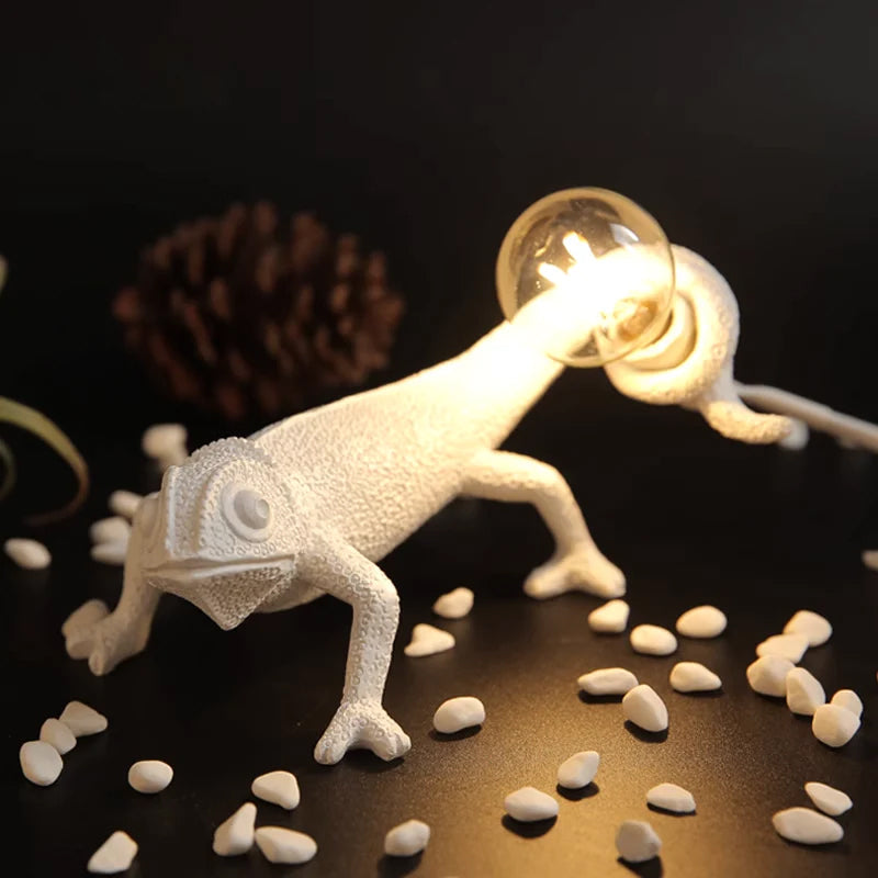Skanto | CamouGlow – Harpiks Bordlampe med Sjarmerende Kamuflering Detalj