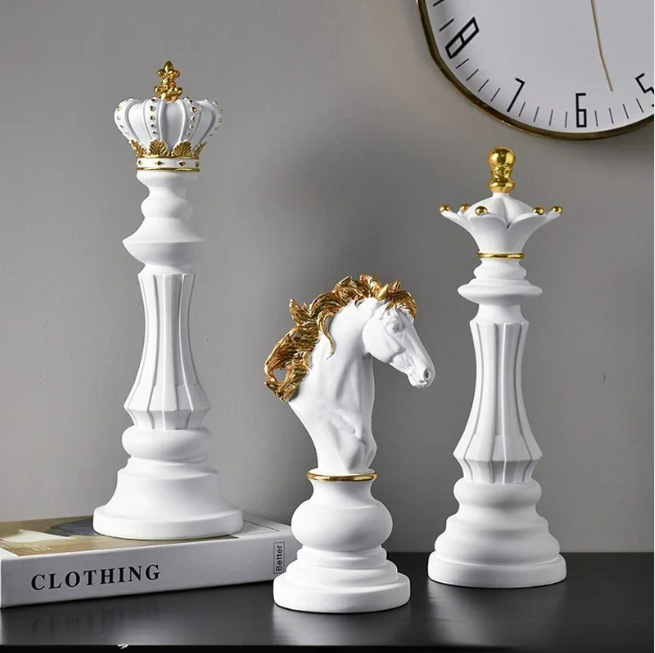 Schwarzes und goldenes dekoratives Schachfigurenset