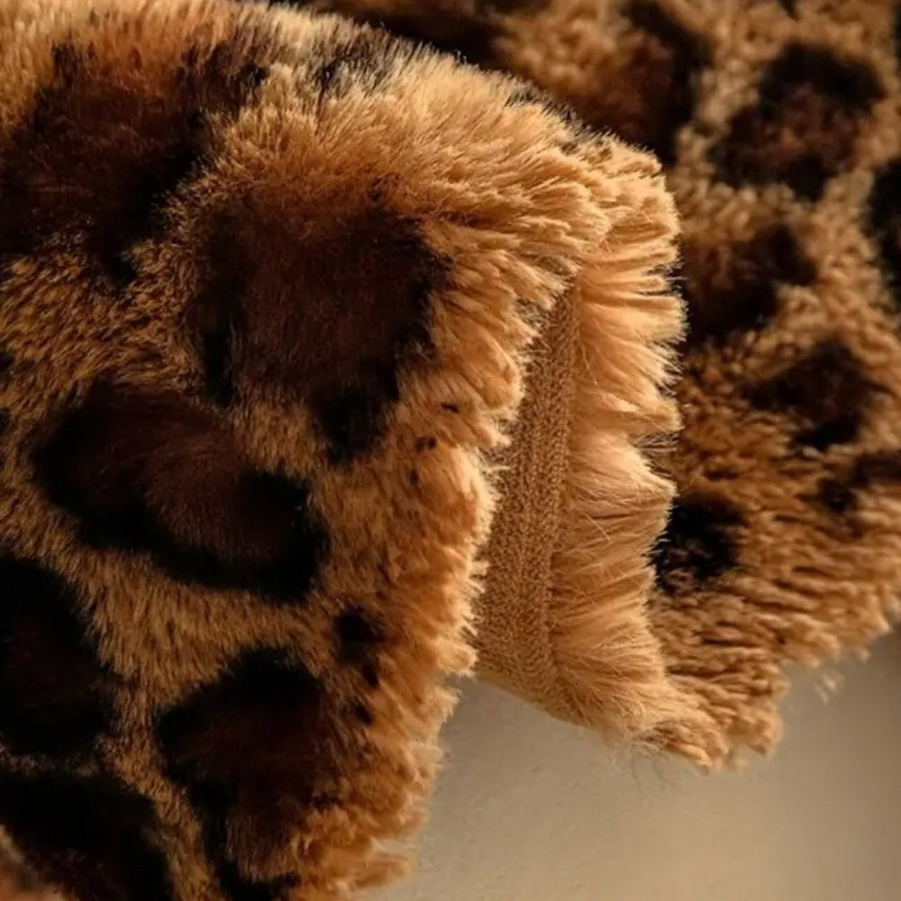 Skanto | Cozy Leopard Print Sofa Cover