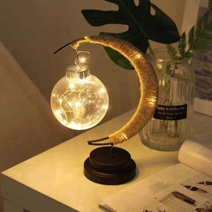 Skanto | LunaGlow - Luksus Bordlampe - Månesigd - Vigge Design - Elegant Belysning