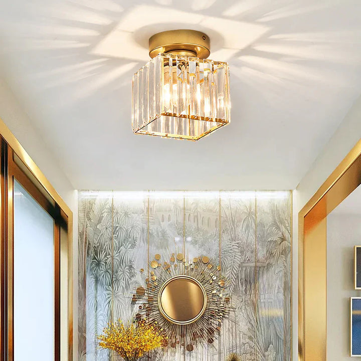 Skanto | Moderne Krystal Taklampe med Gull- og Svart Detaljer – Stilfull Belysning for Hjemmet Ditt