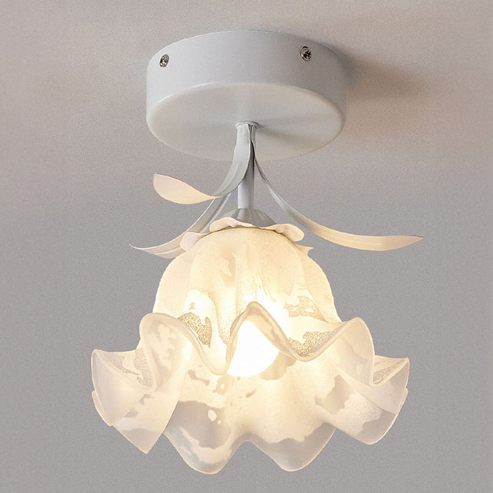 Skanto | Taklampe med blomstret glasskjermdesign