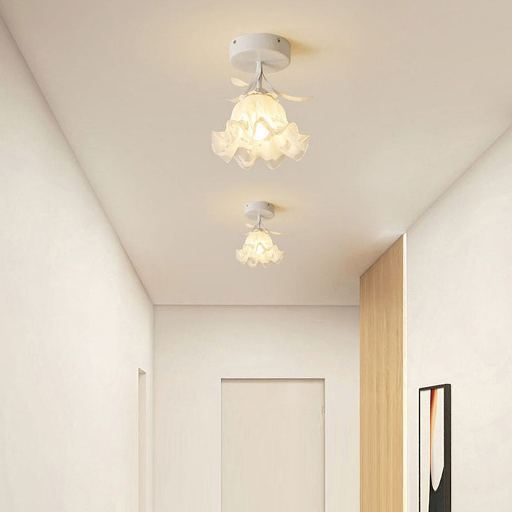 Skanto | Taklampe med blomstret glasskjermdesign