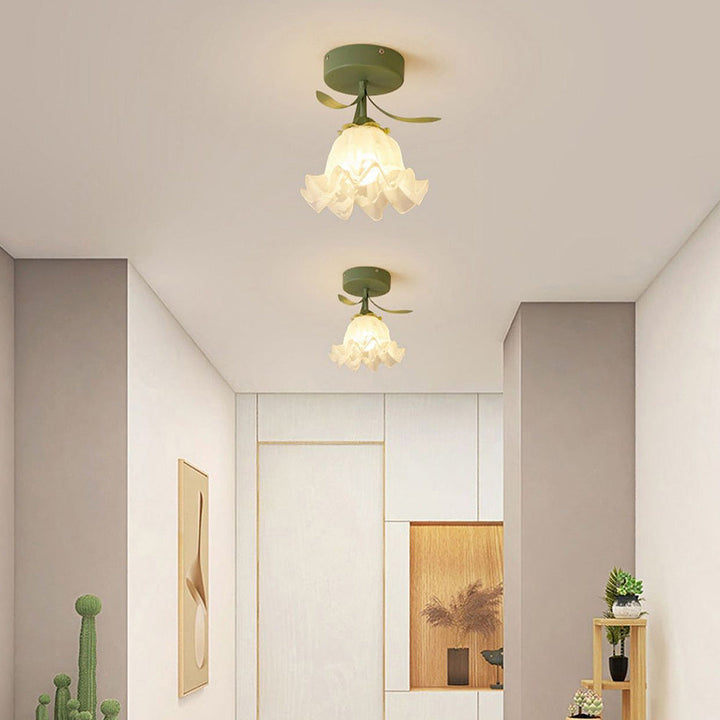 Skanto | Taklampe med blomstret glasskjermdesign