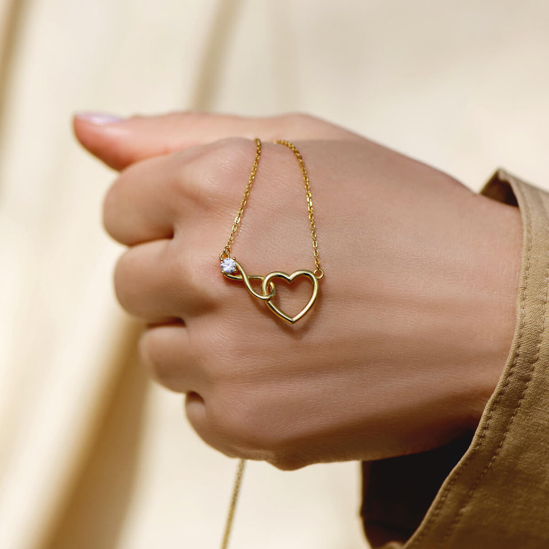 HeartBond Necklace – Tidløst Smykke av Knyttet Kjærlighet Skanto