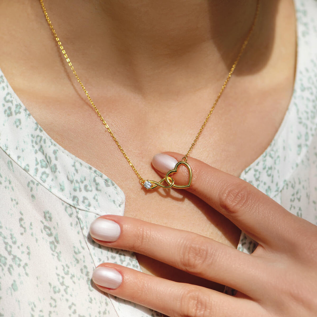 HeartBond Necklace – Tidløst Smykke av Knyttet Kjærlighet Skanto