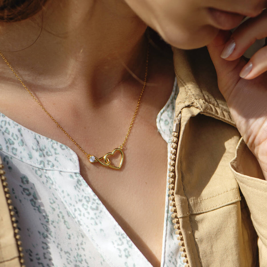 HeartBond Necklace – Tidløst Smykke av Knyttet Kjærlighet Skanto