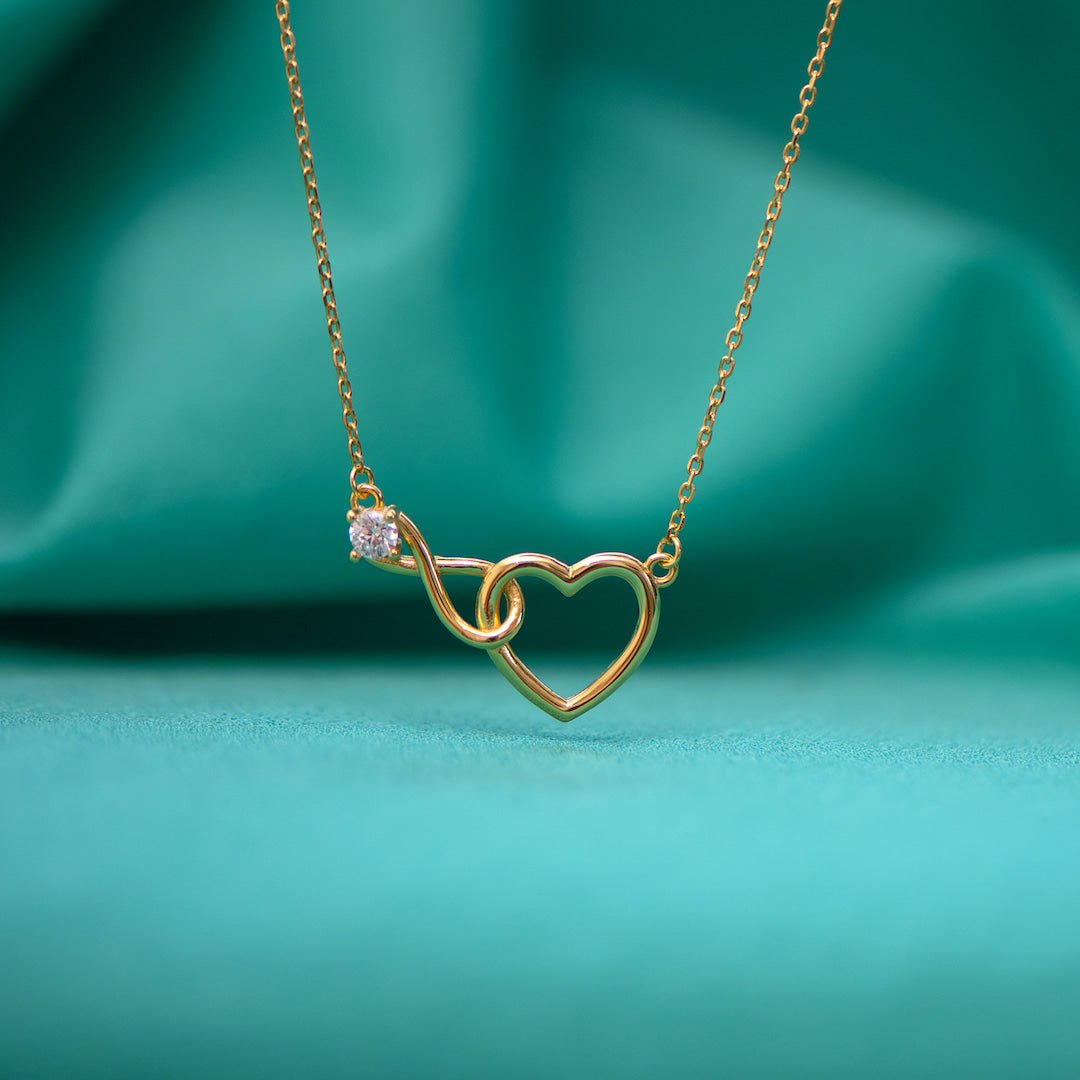 HeartBond Necklace – Tidløst Smykke av Knyttet Kjærlighet Skanto