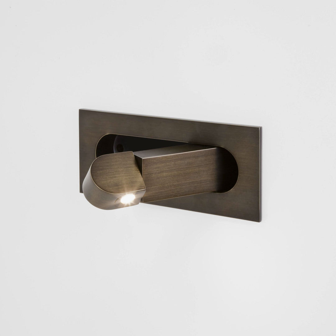Verstellbare LED-Wandleseleuchte am Bett