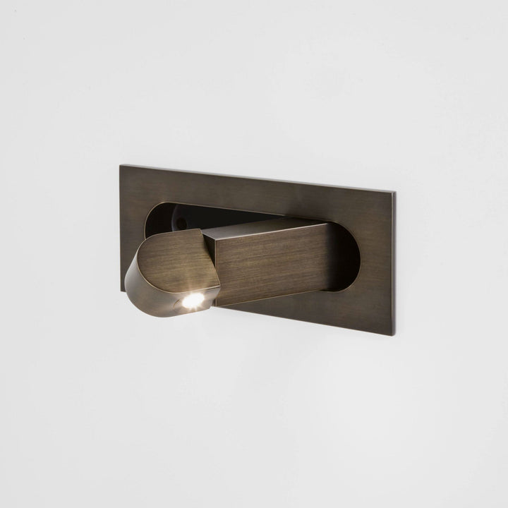 Verstellbare LED-Wandleseleuchte am Bett