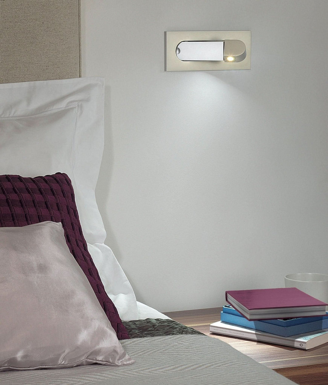 Verstellbare LED-Wandleseleuchte am Bett