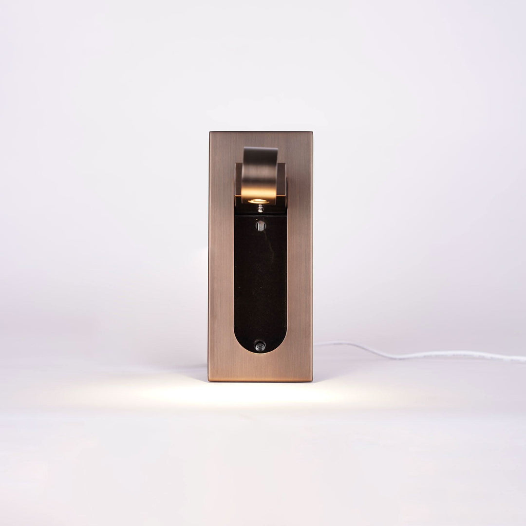 Verstellbare LED-Wandleseleuchte am Bett